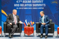 Cambodian Prime Minister Hun Manet (R) and Russian Deputy Prime Minister Alexei Overchuk meet on the sidelines of the 47th ASEAN Summit and Related Summits in Kuala Lumpur on October 28. (Photo: AKP)