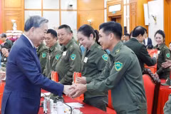 Party General Secretary To Lam (left) and delegates at the meeting (Photo: VNA)