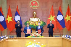 Vietnamese Minister of Finance Ngo Van Tuan (R) and Lao Deputy Prime Minister and Minister of Finance Santiphab Phomvihane exchanges a cooperation agreement between their respective ministries for the 2026–2030 period under the witness of Vietnamese Prime Minister Le Minh Hung (R) and his visiting Lao counterpart Sonexay Siphandone in Hanoi on June 7, 2026. (Photo: VNA).