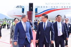 Vietnamese Minister of Industry and Trade Le Manh Hung (R) welcomes Cambodian Prime Minister Samdech Moha Borvor Thipadei Hun Manet upon his arrival at Noi Bai International Airport in Hanoi on June 8. (Photo:VNA)