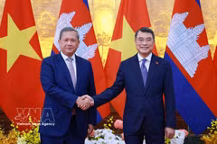 Vietnamese Prime Minister Le Minh Hung (R) and his Cambodian counterpart Hun Manet before the talks (Photo: VNA)