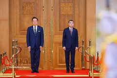 Prime Minister Le Minh Hung (right) and his Thai counterpart Anutin Charnvirakul at the welcome ceremony in Hanoi on June 8. (Photo: VNA)