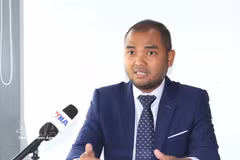 Dr. Gnel Rattha, President of the Cambodia – Russia Business Association and an expert in geopolitics and international economics, grants an interview to the Vietnam News Agency. (Photo: VNA)