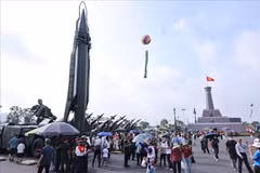 A large number of visitors come to the zone of the Ministry of National Defence at the exhibition on 80-year national achievements in Dong Anh, Hanoi. (Photo: VNA)