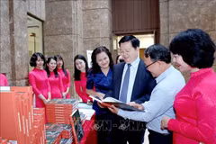 Deputy Prime Minister Mai Van Chinh visits the display of the photo book "Marching Forward with Motherland in Our Hearts". (Photo: VNA) 