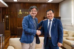 Vietnamese Ambassador to Brazil Bui Van Nghi (R) and Vice Rector of the Federal University of Rio Grande do Sul (UFRGS) Prof. Dr. Pedro de Almeida Costa. (Photo: VNA)