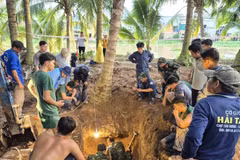 Members of Tra, K91 search for the remains of fallen soldiers in Ca Cai hamlet, Tan Thanh commune, Dong Thap province. (Photo published by VNA)