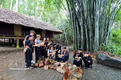 Foreign tourists experience handicraft-making in Thai Hai village of Tan Cuong commune, Thai Nguyen province. (Photo: VNA)
