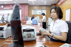 Transactions at a branch of Agribank in Hung Yen province. Banks have moved to cut rates to lower borrowing costs in response to the Government's requests. (Photo: VNA)