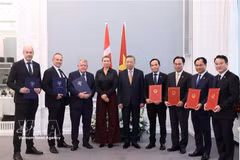 General Secretary of the Communist Party of Vietnam Central Committee and President To Lam (fifth, right), Prime Minister of Denmark Mette Frederiksen (fourth, left) and officials at the exchange of cooperation documents between ministries, agencies and businesses of the two countries in Copenhagen on October 20, 2026. (Photo: VNA)