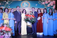 Representatives from the Dong Xuan Women's Association receive congratulatory flowers from the Vietnamese Embassy in Germany. (Photo: VNA)