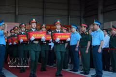 Samples of war martyrs' remains are brought to the military aircraft for transportation to Hanoi on October 21, 2026. (Photo: VNA)