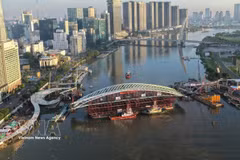 The main span of the pedestrian bridge is tugged to the construction site on October 21, 2026. (Photo: VNA)