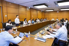 The National Assembly deputies from Hung Yen and Tay Ninh provinces hold discussions in their respective groups (Photo: VNA)
