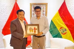 Ambassador Bui Van Nghi (left) and Miguel Angel Perez Pena, Honorary Consul of Vietnam in Bolivia (Photo published by VNA)