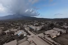 Ask from the eruption of the Mount Lewotobi Laki-Laki in eastern Indonesia. (Photo: Xinhua/VNA)