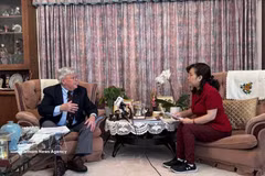 Prof. Carl Thayer (L) grants an interview to the Vietnam News Agency (VNA)'s correspondent. (Photo: VNA)