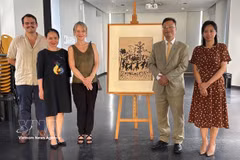 Vietnamese Ambassador to France Trinh Duc Hai stands next to the original version of “Vive la Paix” (Long Live Peace), a painting created by Spanish artist Pablo Picasso to celebrate the signing of the 1954 Geneva Accords that ended hostilities in Indochina. (Photo: VNA)