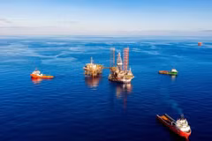Moving a jack-up rig to an offshore oil and gas drilling site (Photo: Petrovietnam) 