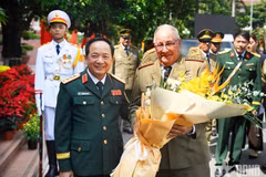 General Trinh Van Quyet (L), Chairman of the General Department of Politics of the Vietnam People’s Army welcomes Minister of the Revolutionary Armed Forces of Cuba Corps General Álvaro López Miera in Hanoi on September 3. (Photo: qdnd.vn)