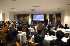 Minister of Industry and Trade Nguyen Hong Dien speaks at the forum of Vietnamese entrepreneurs in Australia, in Melbourne on November 19. (Photo: VNA)