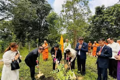Delegates plant a commemorative tree to mark the 50th anniversary of diplomatic relations between Vietnam and Thailand as part of the ceremony inaugurating Hoa Nghiem Pagoda in Phu Luang district, Loei province, in northeastern Thailand. (Photo: baoquocte.vn)