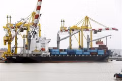 Containers are loaded onto a cargo vessel at a port in Hai Phong. (Photo: VNA)