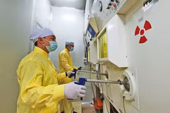 At the Isotope Centre in Da Lat Nuclear Research Reactor. (Photo: hanoimoi.vn)