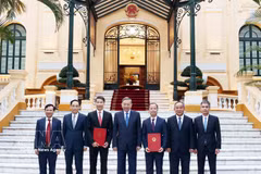 General Secretary of the Communist Party of Vietnam Central Committee and President To Lam (centre) and delegates pose for a photo with the two newly appointed ambassadors (Photo: VNA)