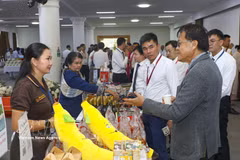 Delegates visit booths showcasing products from various countries at the conference (Photo: VNA)