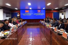 At the working session between the Da Nang delegation and Xekong authorities. Photo: VNA