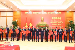 Politburo Member and Standing Member of the Secretariat Tran Cam Tu congratulates newly-appointed officials (Photo: VNA)