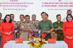 Tay Ninh provincial police and Svay Rieng provincial police of Cambodia sign a cooperation memorandum on crime prevention and ensuring security and public order in border areas (Photo: VNA) 