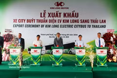 Delegates at the ceremony held at Chan May Port in Hue city for the export of first batch of Kim Long Motor electric buses to Thailand Photo: VNA)