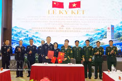 The two sides exchange a memorandum of understanding at the talks (Photo: VNA)