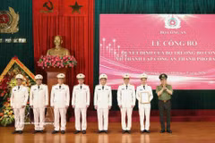 Minister of Public Security Gen. Luong Tam Quang congratulates Bac Ninh City Police (Photo: VNA)