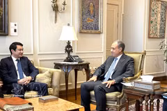 Deputy Minister of Foreign Affairs Le Anh Tuan (L) meets with Egyptian Minister of Foreign Affairs Badr Abdelatty in Cairo. (Photo: VNA)