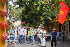 International tourists visit Hoi An Ancient Town in Da Nang city. (Photo: VNA)