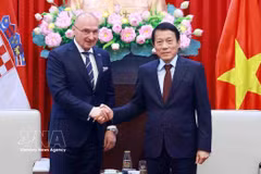 Minister of Public Security Luong Tam Quang (right) and Croatian Minister of Foreign and European Affairs Gordan Grlić Radman at their meeting in Hanoi on May 19 (Photo: VNA)