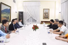 At the meeting between Chairman of the Members' Council and CEO of Vietnam Education Publishing House Nguyen Tien Thanh and Cuban Minister of Higher Education Walter Baluja García. (Photo: VNA)
