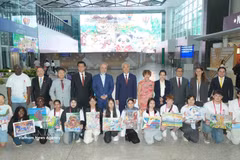 Hoang Ngoc Han (front row, second from left) poses with other prize winners. (Photo: VNA)