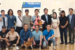 Officials of the Vietnamese Embassy in the Republic of Korea (RoK) meet and see off the sailors before their departure for Vietnam (Photo: the Vietnamese Embassy in the RoK)
