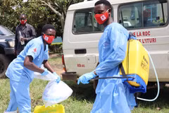 Medical staff disinfect equipment following the death of a patient suspected of having Ebola in Bunia, the Democratic Republic of the Congo. (Photo: THX/VNA)