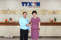 Vietnam News Agency General Director Vu Viet Trang (right) and Laos’ Pasaxon newspaper Editor-in-Chief Vansay Tavinyan, who is also Deputy Head of the Lao People’s Revolutionary Party Central Committee’s Propaganda and Training Board (Photo: VNA)