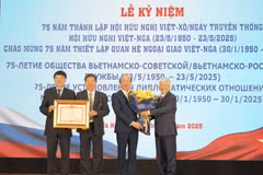 Do Van Chien, President of the Vietnam Fatherland Front Central Committee (right) presents the Prime Minister's Certificate of Merit to the Vietnam - Russia Friendship Association (Photo: baochinhphu.vn)