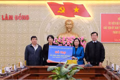 President of the Vietnam Fatherland Front (VFF) Central Committee Bui Thi Minh Hoai (second, right) hands over 20 billion VND to Lam Dong province to overcome damage caused by natural disasters. (Photo: VNA)