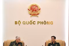 Deputy Minister of National Defence Sen. Lieut. Gen. Nguyen Truong Thang (right) and Sen. Lt. Gen. Vladimir Borisovich Zarudnitsky, Director of the Military Academy of the General Staff of the Armed Forces of Russia at their meeting on September 22 (Photo: qdnd.vn)