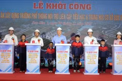 Permanent Deputy PM Nguyen Hoa Binh and officials at the groundbreaking of the Son Kim 1 Primary and Junior Secondary Boarding School in Ha Tinh province on November 9, 2025. (Photo: VNA)
