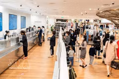 Shopping malls serve as both shopping and entertainment venues for many families on weekends. (Photo: VNA)