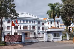 The former headquarters of the Bac Lieu provincial Fatherland Front Committee and mass organisations is proposed for transfer to the provincial Land Development Centre for auction or investment attraction. (Photo: VNA)